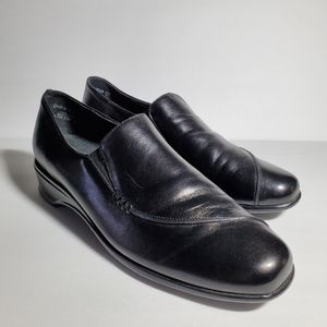 Munro American Black Leather Walking Wedge Loafers